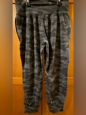 ATHLETA CAMO JOGGER
SIZE LARGE
EXCELLENT CONDITION